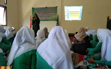 Perempuan Harus Multitalenta, Fatayat NU Kanor Gelar Pelatihan MC